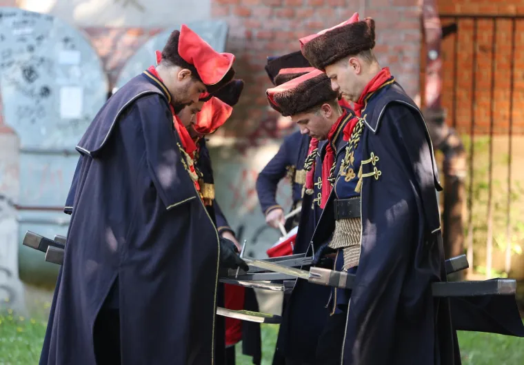 I na 26 stupnjeva, u tamnim odijelima, Kravat pukovnija na zagrebačkim ulicama. Zaintrigirali i domaće i strane turiste