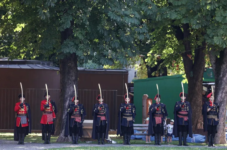 I na 26 stupnjeva, u tamnim odijelima, Kravat pukovnija na zagrebačkim ulicama. Zaintrigirali i domaće i strane turiste