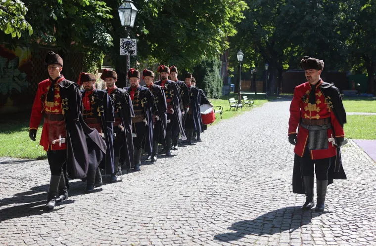 I na 26 stupnjeva, u tamnim odijelima, Kravat pukovnija na zagrebačkim ulicama. Zaintrigirali i domaće i strane turiste