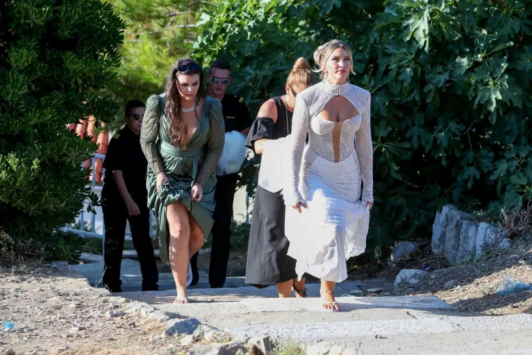 Na 'vjenčanje godine' u Dubrovnik stigla 'krema': Sijevnuli opaki dekoltei, dame su si dale truda