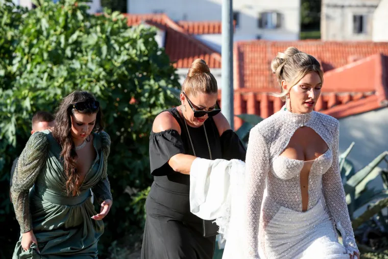 Na 'vjenčanje godine' u Dubrovnik stigla 'krema': Sijevnuli opaki dekoltei, dame su si dale truda