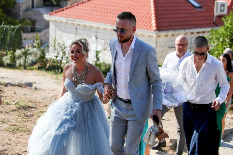 Na 'vjenčanje godine' u Dubrovnik stigla 'krema': Sijevnuli opaki dekoltei, dame su si dale truda