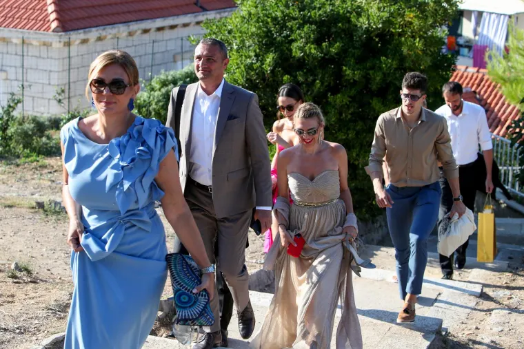Na 'vjenčanje godine' u Dubrovnik stigla 'krema': Sijevnuli opaki dekoltei, dame su si dale truda