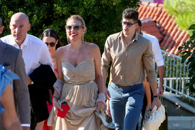 Na 'vjenčanje godine' u Dubrovnik stigla 'krema': Sijevnuli opaki dekoltei, dame su si dale truda