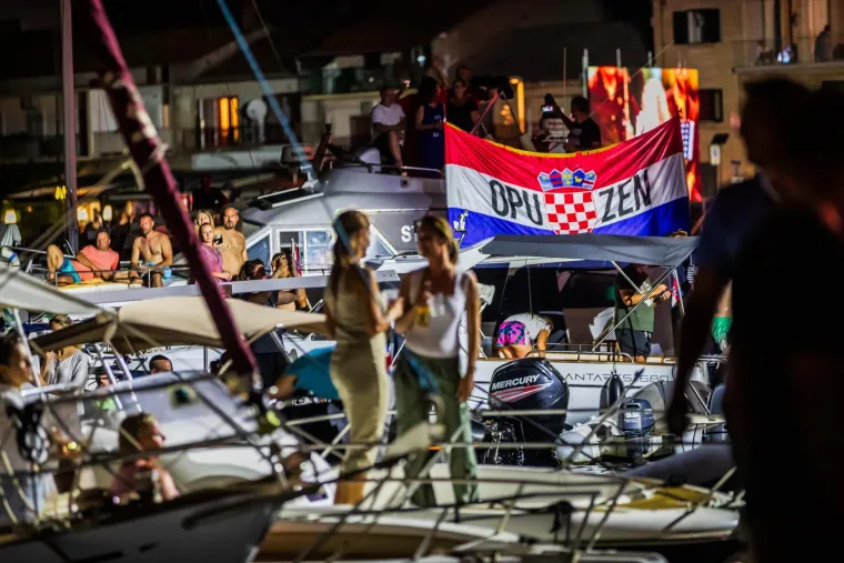 Veličanstveni prizori iz Vele Luke: Pogledajte kako su se tisuće ljudi prisjetile neponovljivog Olivera Dragojevića