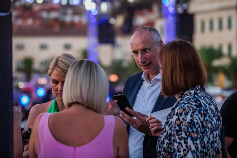 Veličanstveni prizori iz Vele Luke: Pogledajte kako su se tisuće ljudi prisjetile neponovljivog Olivera Dragojevića