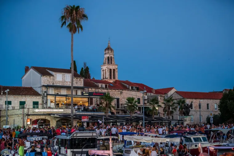 Veličanstveni prizori iz Vele Luke: Pogledajte kako su se tisuće ljudi prisjetile neponovljivog Olivera Dragojevića