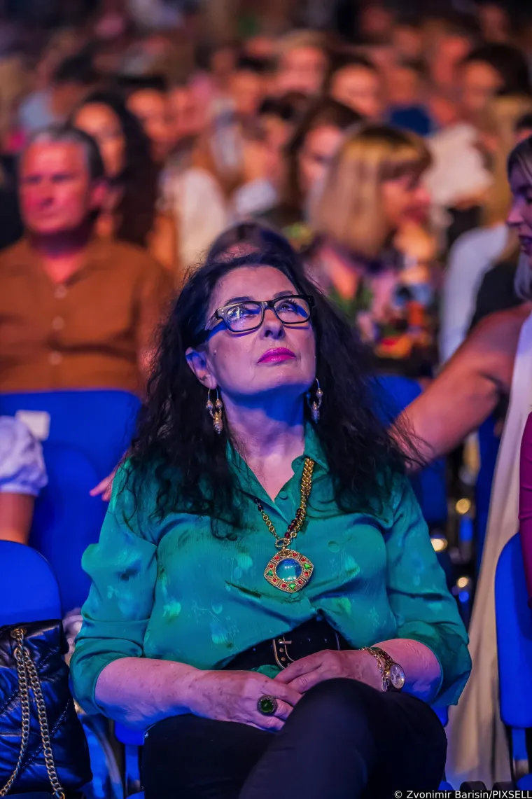 Glazbena diva iznenadila novim imidžem, a pažnju ukrala Natali Dizdar: Ubojiti prorez na suknji pokazao je mnogo toga