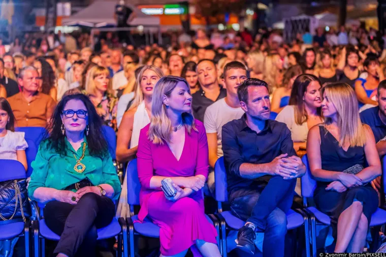 Glazbena diva iznenadila novim imidžem, a pažnju ukrala Natali Dizdar: Ubojiti prorez na suknji pokazao je mnogo toga