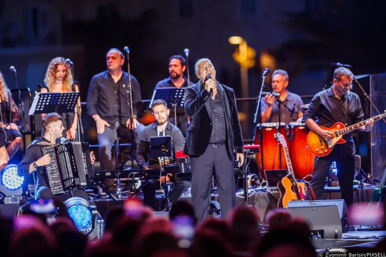 Glazbena diva iznenadila novim imidžem, a pažnju ukrala Natali Dizdar: Ubojiti prorez na suknji pokazao je mnogo toga