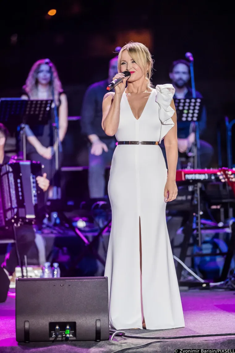 Glazbena diva iznenadila novim imidžem, a pažnju ukrala Natali Dizdar: Ubojiti prorez na suknji pokazao je mnogo toga