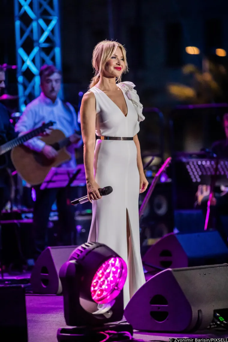 Glazbena diva iznenadila novim imidžem, a pažnju ukrala Natali Dizdar: Ubojiti prorez na suknji pokazao je mnogo toga