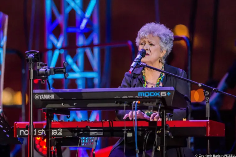 Glazbena diva iznenadila novim imidžem, a pažnju ukrala Natali Dizdar: Ubojiti prorez na suknji pokazao je mnogo toga