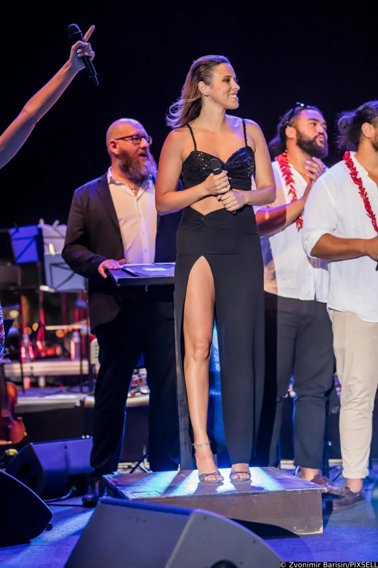 Glazbena diva iznenadila novim imidžem, a pažnju ukrala Natali Dizdar: Ubojiti prorez na suknji pokazao je mnogo toga