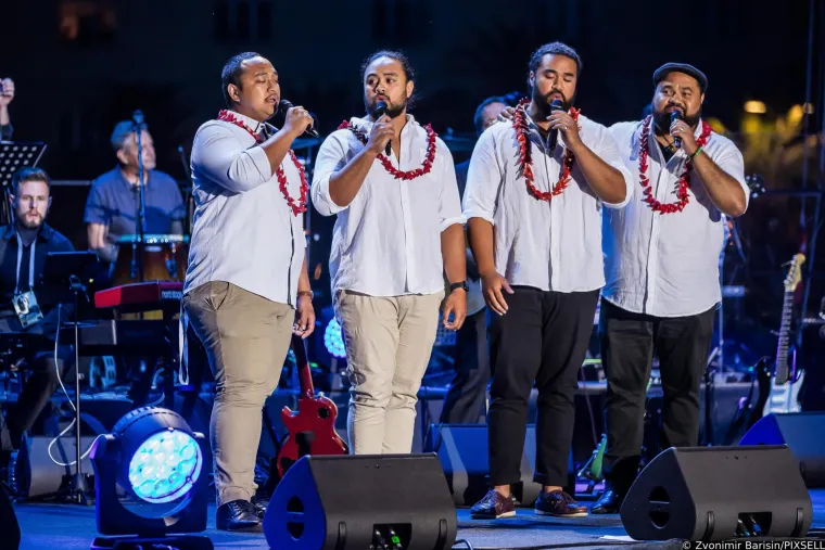 Glazbena diva iznenadila novim imidžem, a pažnju ukrala Natali Dizdar: Ubojiti prorez na suknji pokazao je mnogo toga