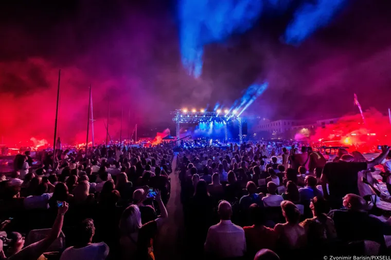 Glazbena diva iznenadila novim imidžem, a pažnju ukrala Natali Dizdar: Ubojiti prorez na suknji pokazao je mnogo toga