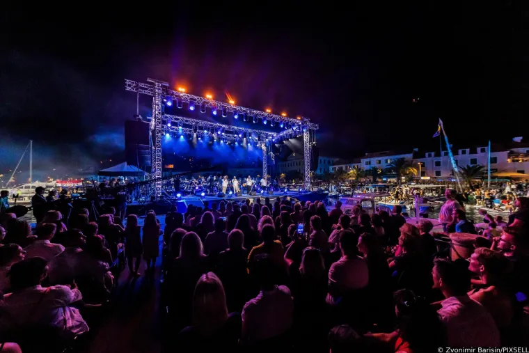 Glazbena diva iznenadila novim imidžem, a pažnju ukrala Natali Dizdar: Ubojiti prorez na suknji pokazao je mnogo toga