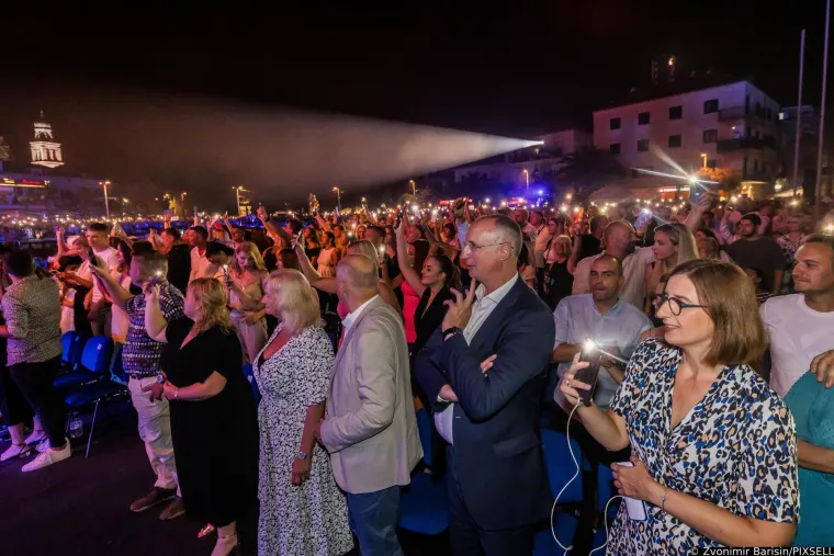 Glazbena diva iznenadila novim imidžem, a pažnju ukrala Natali Dizdar: Ubojiti prorez na suknji pokazao je mnogo toga