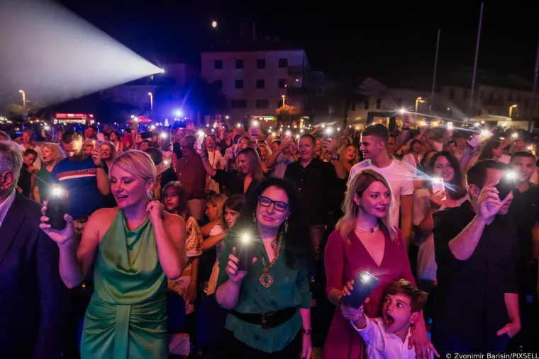 Glazbena diva iznenadila novim imidžem, a pažnju ukrala Natali Dizdar: Ubojiti prorez na suknji pokazao je mnogo toga