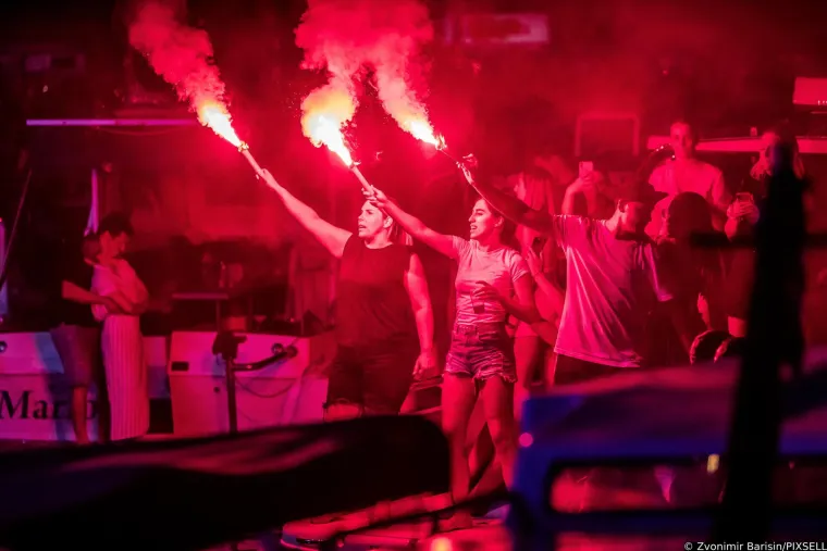 Glazbena diva iznenadila novim imidžem, a pažnju ukrala Natali Dizdar: Ubojiti prorez na suknji pokazao je mnogo toga