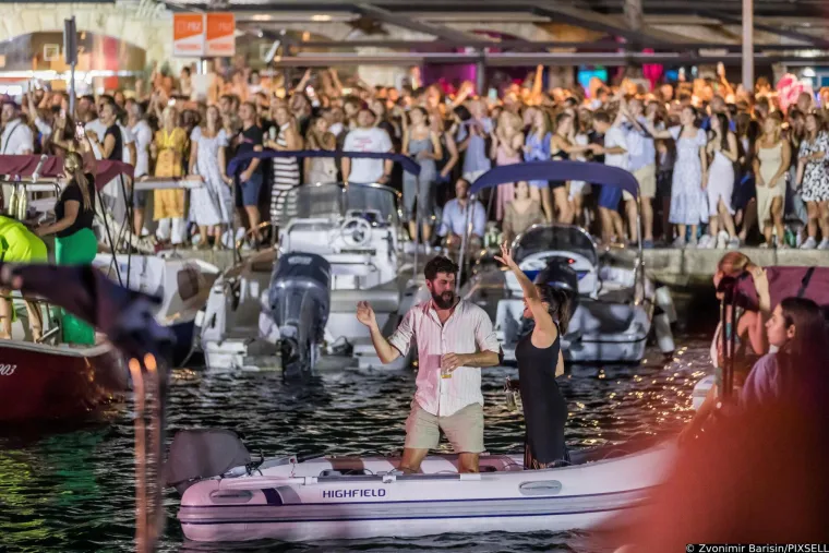 Glazbena diva iznenadila novim imidžem, a pažnju ukrala Natali Dizdar: Ubojiti prorez na suknji pokazao je mnogo toga