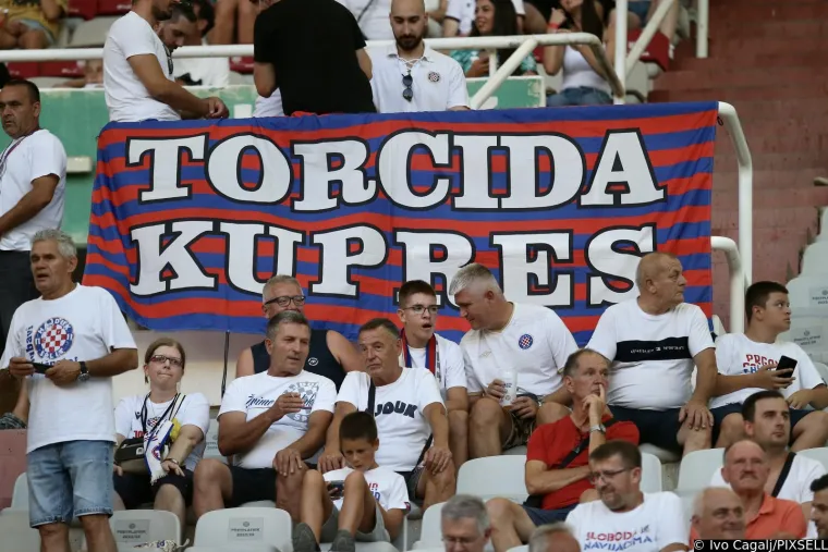Pogledajte kako su izgledale tribine na Poljudu neposredno pred početak utakmice: Jedan navijač ima i jako zanimljivu poruku