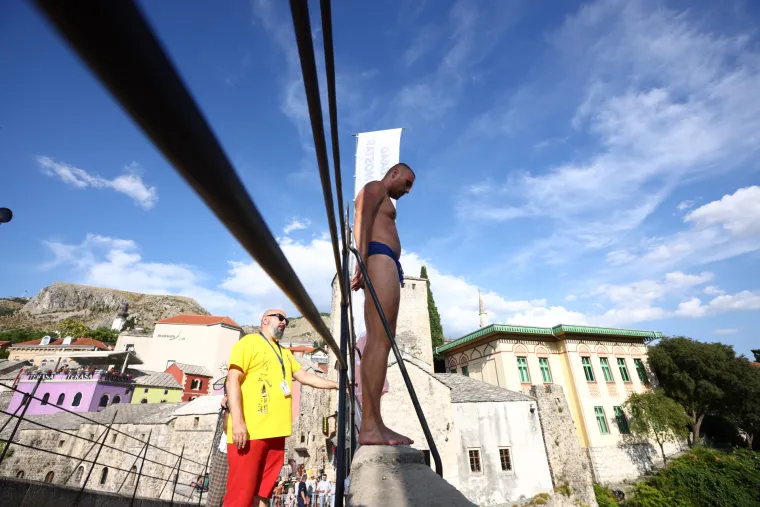 Oni to skaču, ma šta skaču, oni lete! Ovako se danas skakalo sa Starog mosta u Mostaru!