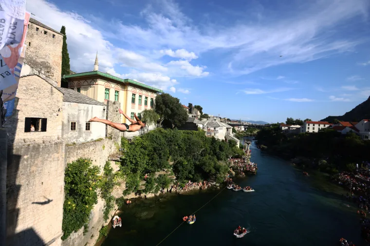 Oni to skaču, ma šta skaču, oni lete! Ovako se danas skakalo sa Starog mosta u Mostaru!