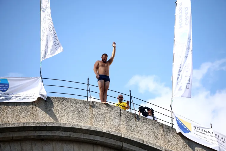 Oni to skaču, ma šta skaču, oni lete! Ovako se danas skakalo sa Starog mosta u Mostaru!