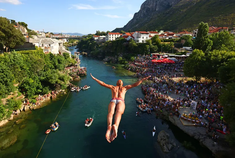 Oni to skaču, ma šta skaču, oni lete! Ovako se danas skakalo sa Starog mosta u Mostaru!