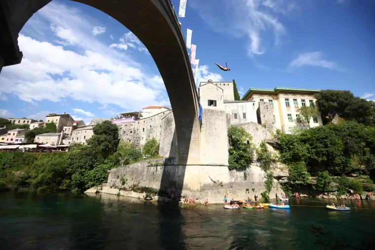 Oni to skaču, ma šta skaču, oni lete! Ovako se danas skakalo sa Starog mosta u Mostaru!