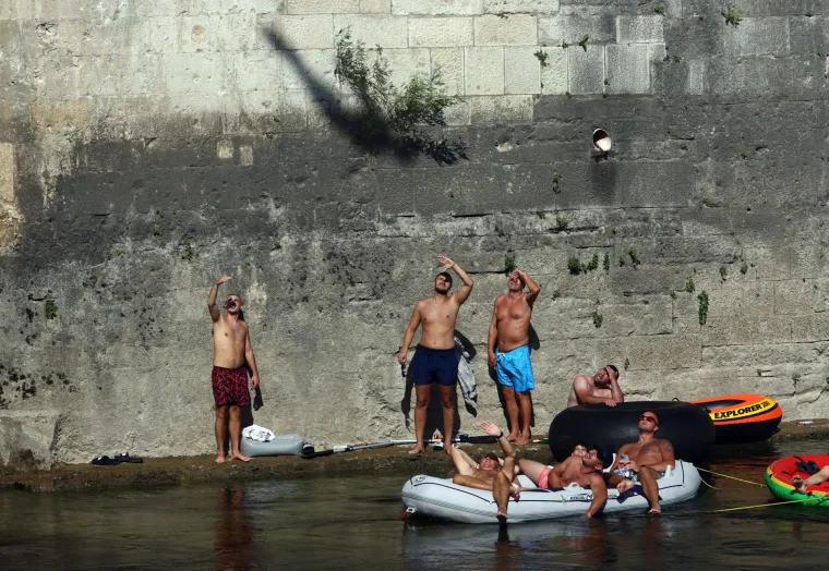 Oni to skaču, ma šta skaču, oni lete! Ovako se danas skakalo sa Starog mosta u Mostaru!