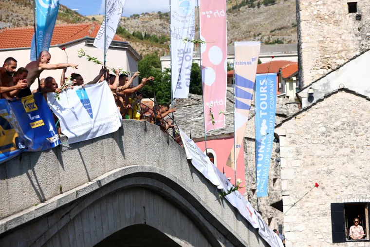 Oni to skaču, ma šta skaču, oni lete! Ovako se danas skakalo sa Starog mosta u Mostaru!