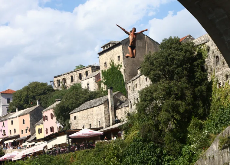 Oni to skaču, ma šta skaču, oni lete! Ovako se danas skakalo sa Starog mosta u Mostaru!