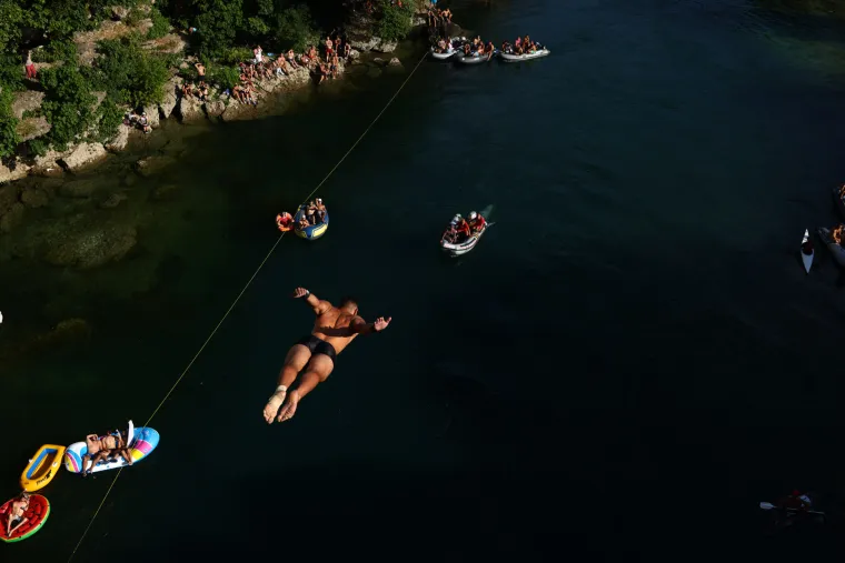 Oni to skaču, ma šta skaču, oni lete! Ovako se danas skakalo sa Starog mosta u Mostaru!