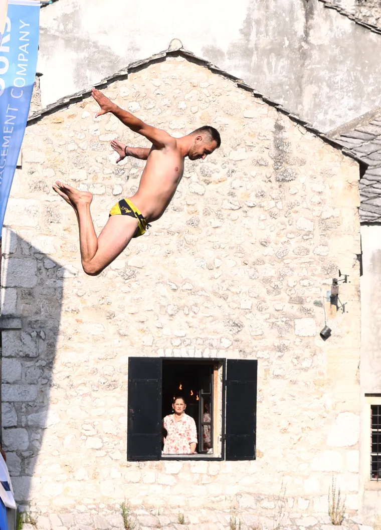 Oni to skaču, ma šta skaču, oni lete! Ovako se danas skakalo sa Starog mosta u Mostaru!