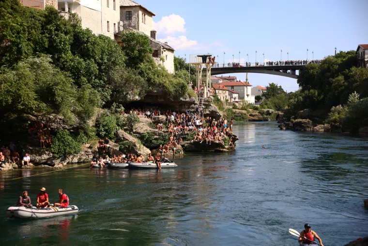 Oni to skaču, ma šta skaču, oni lete! Ovako se danas skakalo sa Starog mosta u Mostaru!