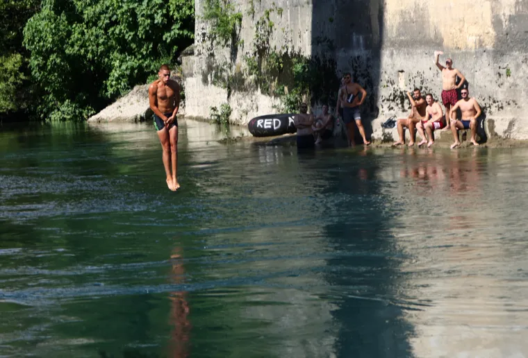 Oni to skaču, ma šta skaču, oni lete! Ovako se danas skakalo sa Starog mosta u Mostaru!
