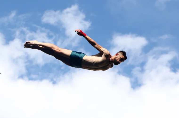 Oni to skaču, ma šta skaču, oni lete! Ovako se danas skakalo sa Starog mosta u Mostaru!