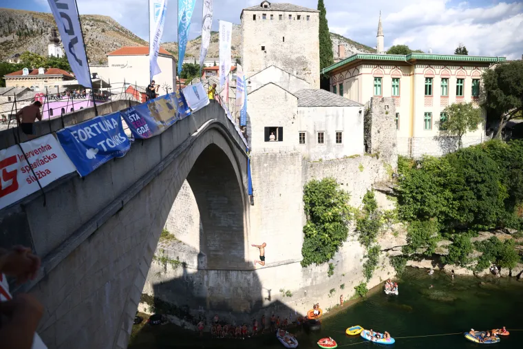 Oni to skaču, ma šta skaču, oni lete! Ovako se danas skakalo sa Starog mosta u Mostaru!