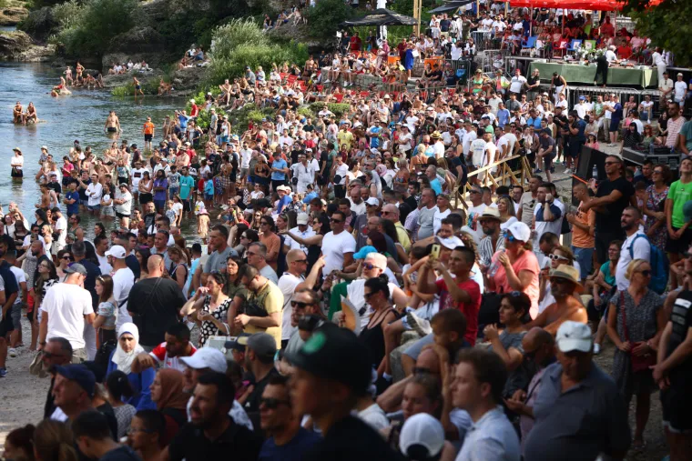 Oni to skaču, ma šta skaču, oni lete! Ovako se danas skakalo sa Starog mosta u Mostaru!