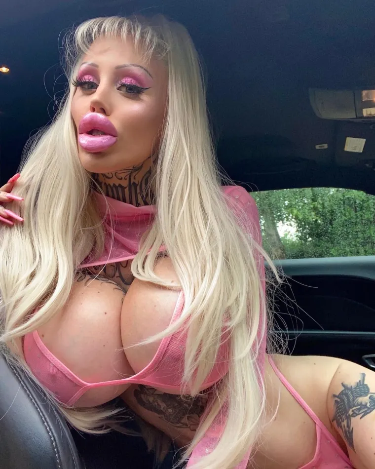 Kaže da ima više plastike od Barbie, ali ne misli stati: 'Deklariram se kao plastična lutka za seks'