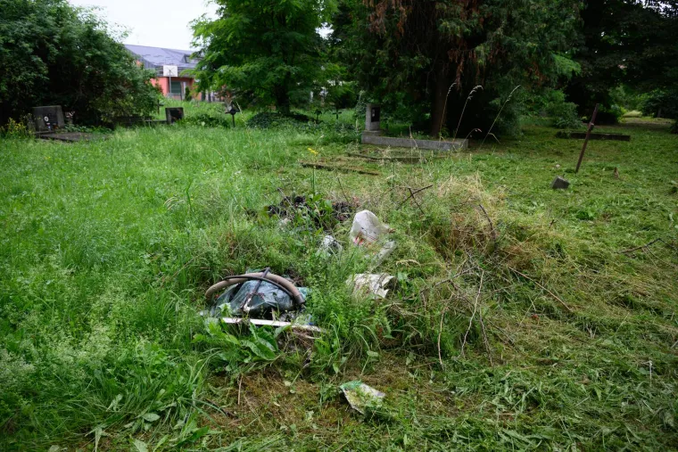 Propali spomenici, mračna šuma u zagrebačkom parku. Ovako danas izgleda groblje gdje je pokopano osoblje i pacijenti bolnice Vrapče