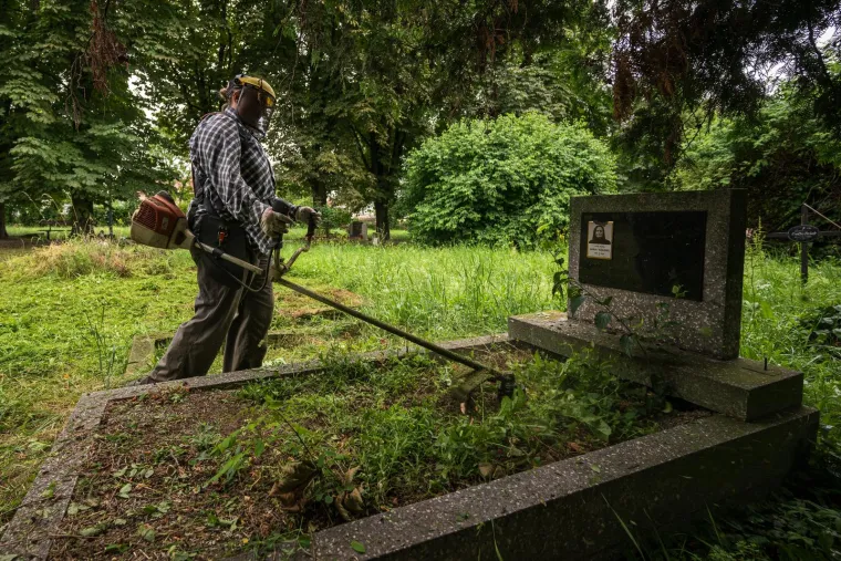 Propali spomenici, mračna &scaron;uma u zagrebačkom parku. Ovako danas izgleda groblje gdje je pokopano osoblje i pacijenti bolnice Vrapče