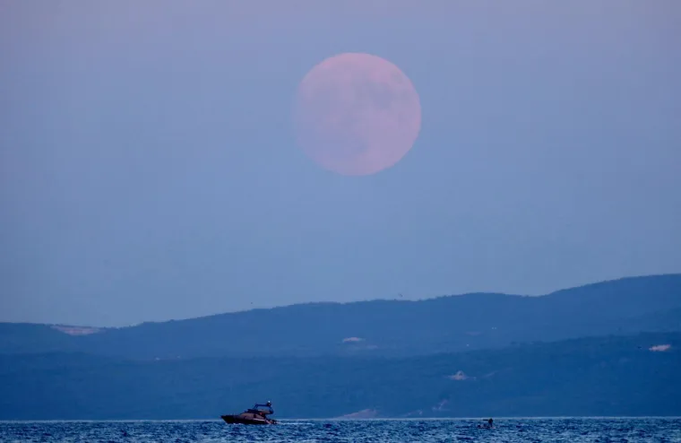 Pojava kakve neće biti još 14 godina. Dva puta u kalendarskom mjesecu pojavljuje se supermjesec. Obasjao Zagreb, Split, Vela Luku...