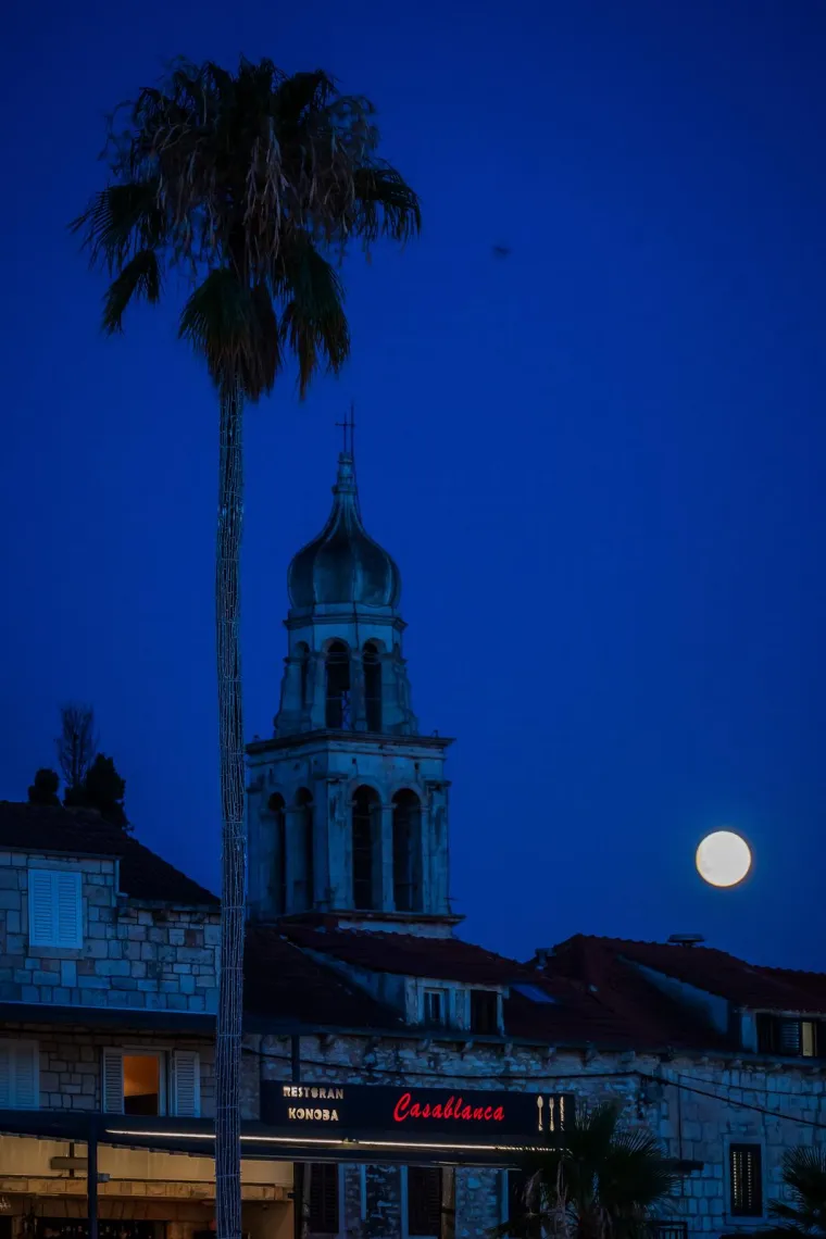 Pojava kakve neće biti još 14 godina. Dva puta u kalendarskom mjesecu pojavljuje se supermjesec. Obasjao Zagreb, Split, Vela Luku...