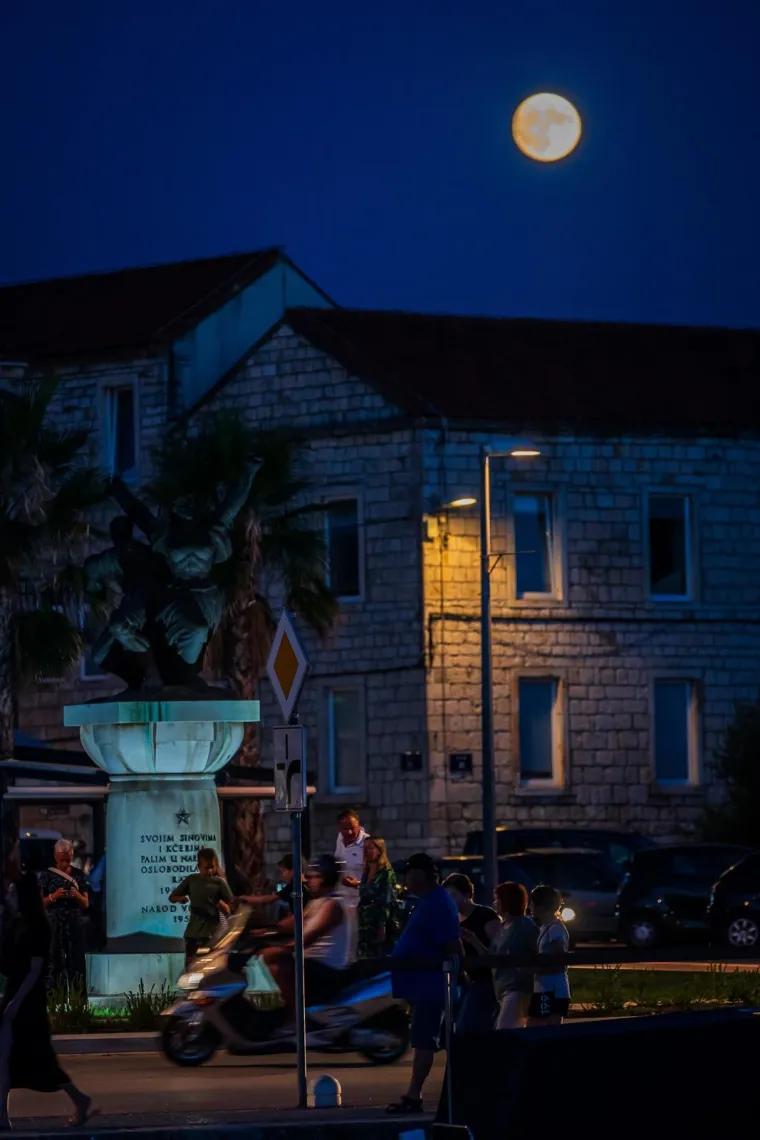 Pojava kakve neće biti još 14 godina. Dva puta u kalendarskom mjesecu pojavljuje se supermjesec. Obasjao Zagreb, Split, Vela Luku...