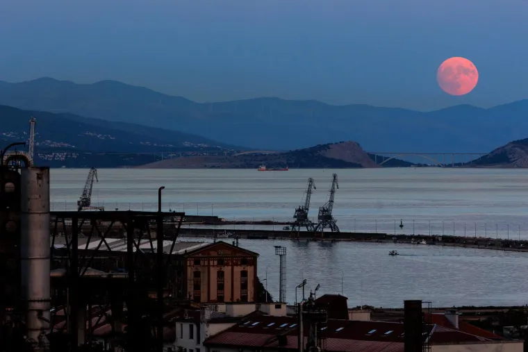 Ako niste uživali u spektakularnom prizoru pogledajte kako je super mjesec obasjao naše gradove