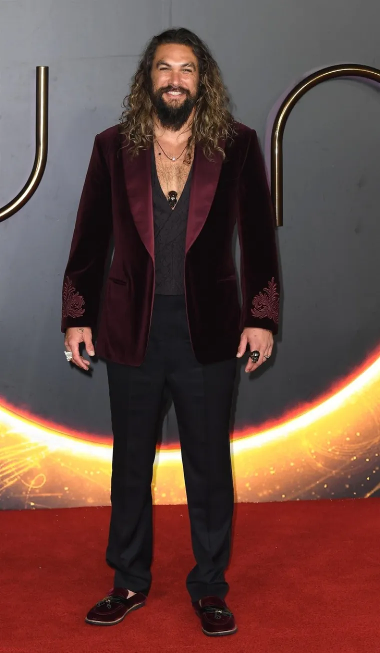 Jason je bio u vezi s australskom glumicom Simmone Jade Mackinnon (49). Bili su zajedno od 1999., zaručili su se 2005., a razišli 2006. godine. Pričalo se da je bio u vezi s kolegicom iz serije &apos;Igre prijestolja&apos; Emiliom Clark (36), i to između 2011. i 2013., ali oni su to demantirali i rekli da su samo prijatelji.