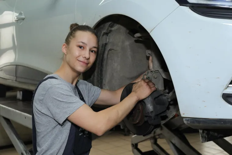Od svoje 14. godine se bavi automehanikom, otkako je prvi put ušla u autoservis kada je krenula na praksu. Završila je srednju školu u Vukovaru, smjer tehničar za vozila i vozna sredstva. U razredu je bila jedina cura kao i sada na poslu. 